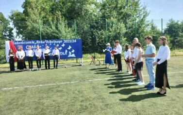 Uczniowie klasy VII wraz z wychowawczynią żegnają uczni&oacute;w klasy VIII