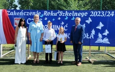 Sportowiec i Sportsmenka Szkoły wraz z Panią Dyrektor, Panem Radnym i Nauczycielka wychowania fizycznego