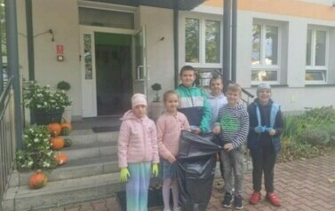 Uczniowie z klasy III biorą udział w akcji Sprzątanie dla Polski
