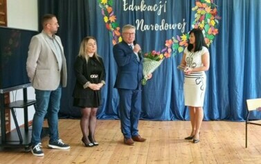 Wiceprzewodniczący rady miejskiej w Staszowie składa życzenia pracownikom plac&oacute;wki