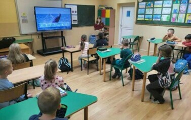 Przewodnicząca szkoły podczas apelu na temat zdrowia psychicznego w klasie II