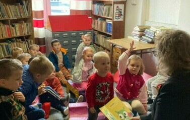 Zajęcia czytelnicze w bibliotece.