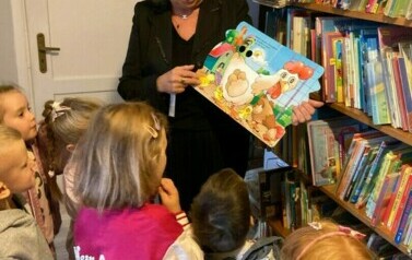 Przedszkolaki w bibliotece szkolnej.
