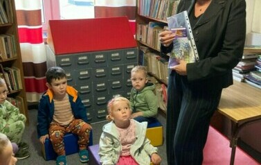 Przedszkolaki poznają zasady wypożyczania książek.