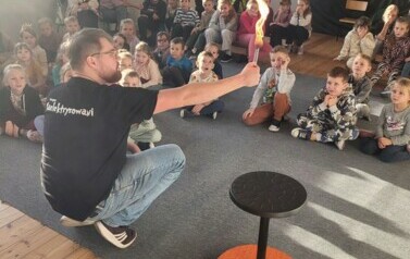 Prowadzący zelektryzowanych pokazujący reakcje gazu w pr&oacute;b&oacute;wce z ogniem