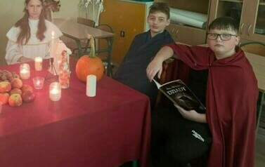 Tobiasz jako Widmo Złego Pana. Bartek jako  Guślarz.