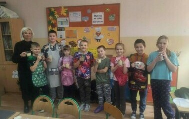 Uczniowie klasy III z wychowawcą prezentujący zdrowe koktajle