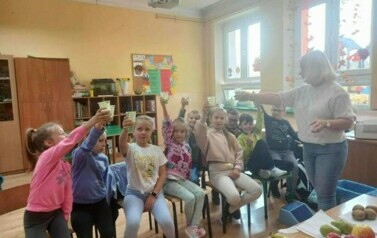 Uczniowie klasy II wsp&oacute;lnie z wychowawcą prezentują zdrowe koktajle