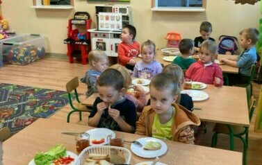 Przedszkolaki z grupy słoneczek spożywające zdrowe śniadanie