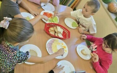 Przedszkolaki z grupy motylk&oacute;w przygotowujące zdrowe śniadanie