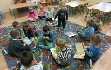 Dzieci oglądały książki o przyjaźni.