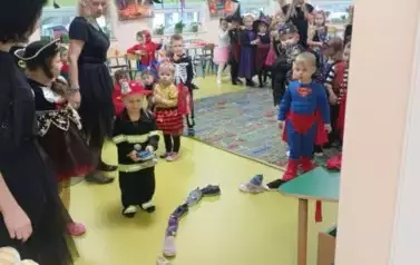 Wr&oacute;żby andrzejkowe - dzieci ustawiają buty.