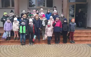 Klasy I - III przed kinem w Połańcu