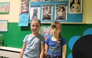 Uczennice przy gazetce psychoedukacyjnej