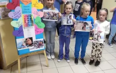 Uczennice prezentujące prawa dzieci