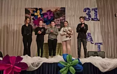 Wsp&oacute;lne zdjęcie naszych uczniow z panią opiekunką Szkolnego Teatru Profilaktycznego