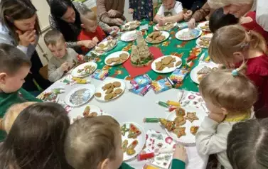 Dekorowanie piernik&oacute;w przez dzieci, rodzic&oacute;w oraz babcie