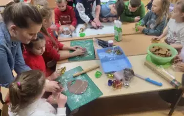 Przygotowywanie pierniczk&oacute;w z pomocą mam