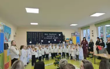 Na zakończenie uroczystości Pani Dyrektor podziękowała dzieciom za wspaniały występ, a rodzicom za wsparcie i wsp&oacute;lnie spędzony czas.
