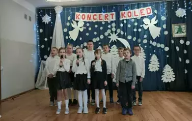 Uczniowie klasy 3 śpiewają pastorałkę Głos całego świata