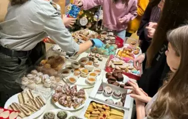 Uczniowie z klasy VI i VII kupują słodkości
