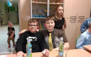Uczniowie w czasie poczęstunku