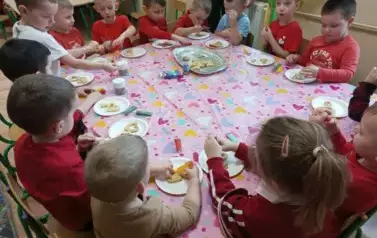 Dzieci dekorowały ciasteczka pisakami i r&oacute;żnymi posypkami.