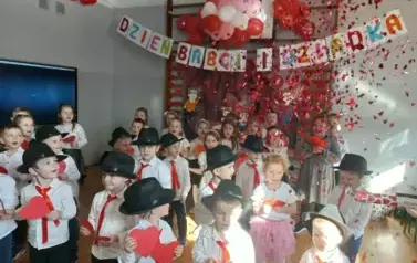 Wsp&oacute;lne odśpiewanie &bdquo;Sto lat&rdquo; dla dziadk&oacute;w przez wszystkie dzieci i wszystkich obecnych na sali