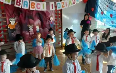 Taniec w wykonaniu grupy &bdquo;Słoneczka&rdquo; do piosenki &bdquo;Hej, babciu, dziadku&rdquo;