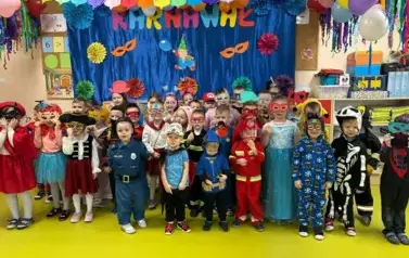 Zdjęcie grupowe grup &bdquo;Słoneczek&rdquo; i &bdquo;Motylk&oacute;w&rdquo; na balu karnawałowym.