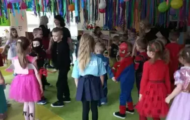 Zabawy dzieci przy muzyce.