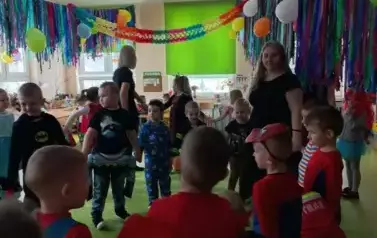 Zabawy dzieci przy muzyce w kole.