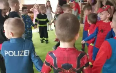 Wsp&oacute;lne zabawy dzieci w rytm muzyki.