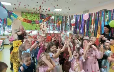 Świetna zabawa dla dzieci z wystrzałem tuby z konfetti w kształcie serduszek.