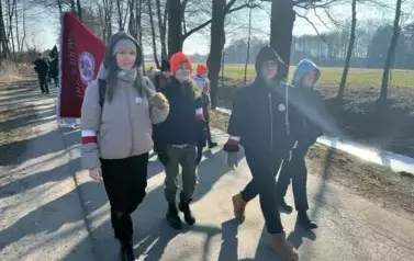 Dziewczynki z klasy VII podczas marszu\'