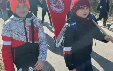 Chłopcy z klasy V podczas marszu