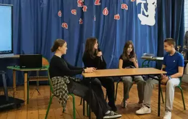 Uczniowie prezentują dialog - przykład wsp&oacute;łczesnego slangu młodzieżowego.