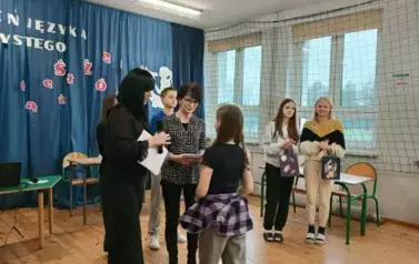 Uczniowie odbierają nagrody za udział w konkursach.