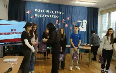 Pani Dyrektor wręcza nagrody uczestnikom konkursu.