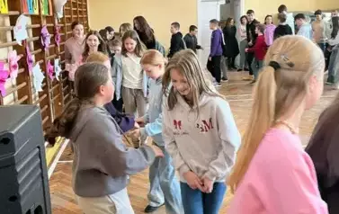 Wsp&oacute;lne zabawy uczni&oacute;w