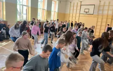 Wsp&oacute;lne tańce uczni&oacute;w