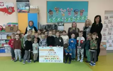 Spotkanie z pracownikiem PSSE w Staszowie z przedszkolakami - wsp&oacute;lne zdjęcie