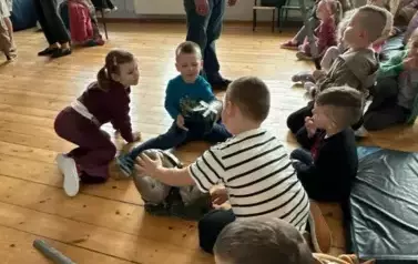 Dzieci z zaciekawieniem oglądają elementy rycerskie.