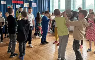 Dzieci miały możliwość przymierzyć prawdziwy hełm rycerski oraz wziąć do ręki miecz i szablę.