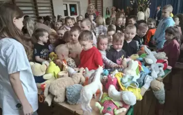 Dzieci wybierają maskotki z Podzielnika
