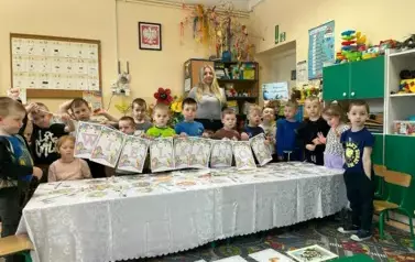Zdjęcie grupowe z zajęć o tradycjach i zwyczajach wielkanocnych.