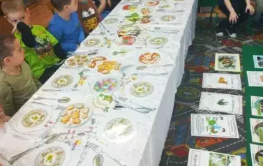 Dzieci śpiewają piosenkę związaną z Wielkanocą