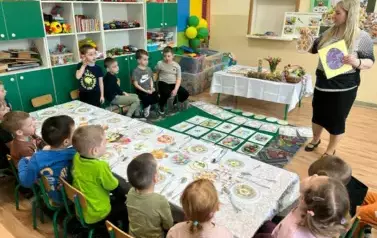 Dzieci słuchają, co powinno znaleźć się na wielkanocnym stole.