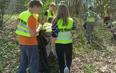 Klasa 5 podczas akcji sprzątania