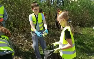 Klasa 5 podczas akcji sprzątania.